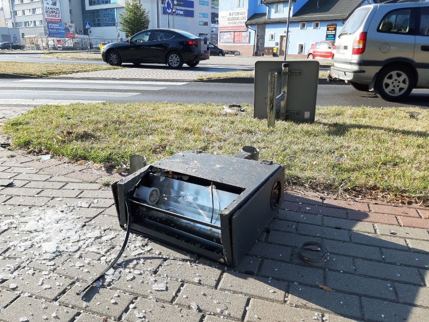 Samochód „skosił” znak w centrum Szczecinka [zdjęcia]