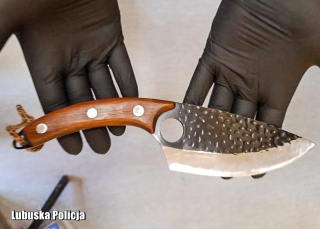 Taki nóż znaleziono w posiadaniu napastnika, który dźgnął 33-letniego mężczyznę na ulicy Lubelskiej w Gubinie.