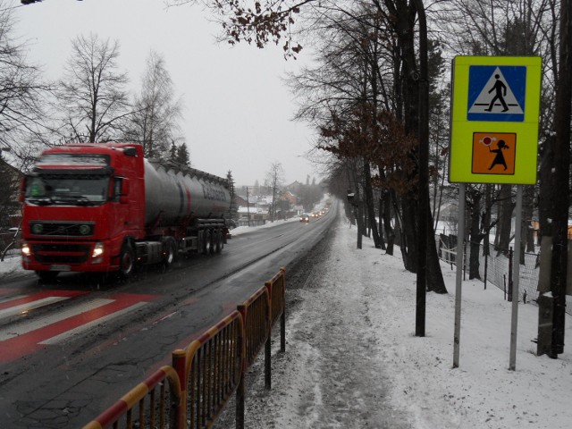 Przy ulicy Katowickiej w Cieszynie znajdują się m.in. szkoła podstawowa i przedszkole