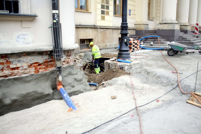 Remont deptaka w Lublinie idzie pełną parą. Trwa układanie kostki brukowej [GALERIA]