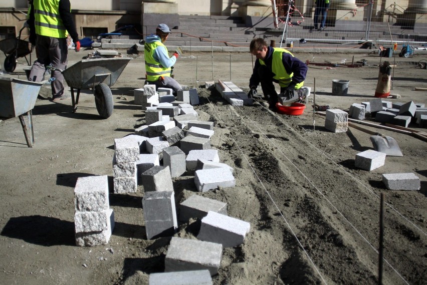 Remont deptaka w Lublinie idzie pełną parą. Trwa układanie kostki brukowej [GALERIA]