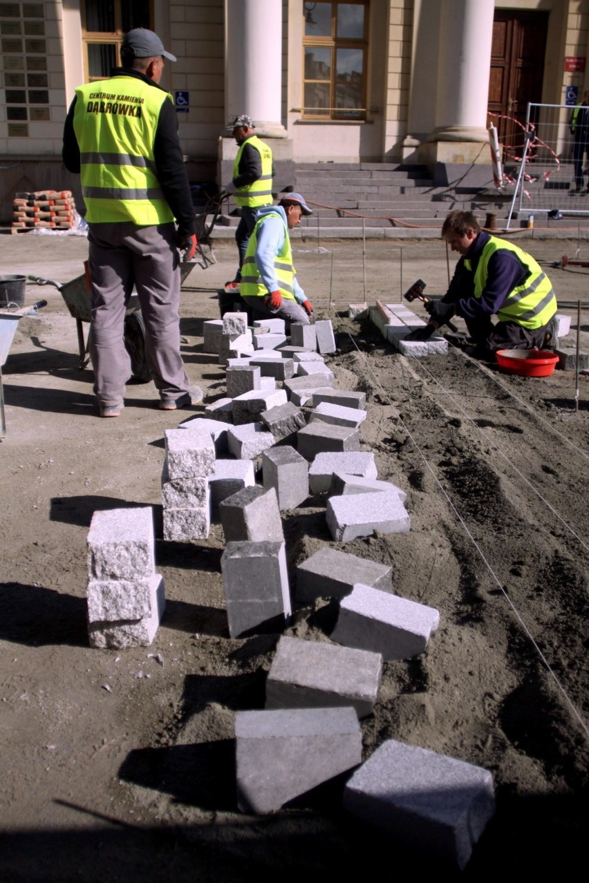 Remont deptaka w Lublinie idzie pełną parą. Trwa układanie kostki brukowej [GALERIA]