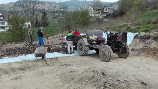 Prace przy placu rekreacyjnym w przysiółku Pichuci