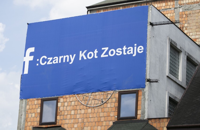 Czarny Kot, Warszawa. Na budynku pojawił się baner: Czarny Kot Zostaje. "Do 2042 roku" [ZDJĘCIA]