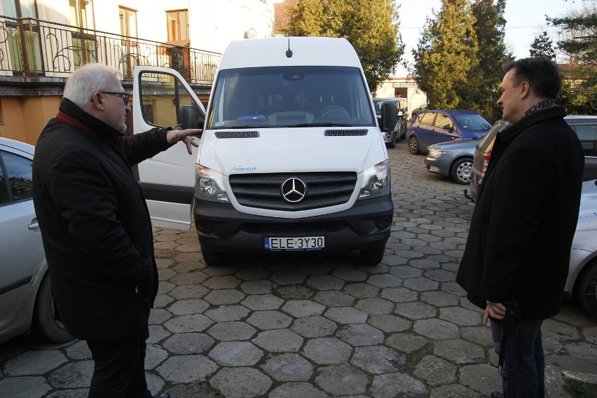 Powiat łęczycki zakupił nowe busy dla DPS w Karsznicach i...