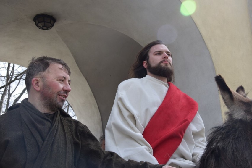 Niedziela Palmowa w Wejherowie. Przy Bramie Oliwskiej odbyła się inscenizacja wjazdu Chrystusa do Jerozolimy