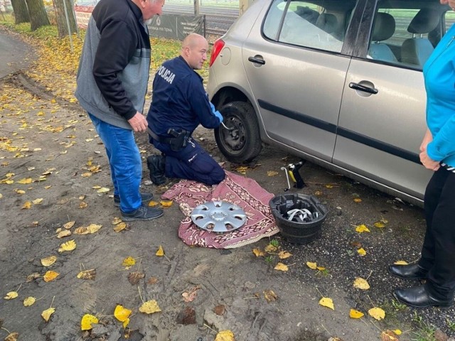 Patrol zauważył na ul. Rąbińskiej w Inowrocławiu zaparkowany samochód marki Skoda i stojącą przy nim zakłopotaną parę seniorów. Policjanci pomogli im naprawić auto