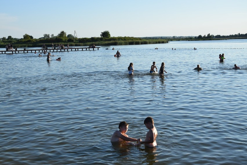 Nad zalewem Żółtańce. W upalną niedzielę  mieszkańcy szukali ochłodzenia - zobacz zdjęcia