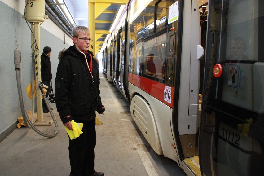 Akademia Przyszłości. Spełniło się marzenie 14-letniego Andrzeja. Został motorniczym tramwaju!