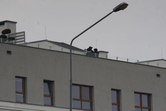 Zakuty w kajdanki i zatrzymany został ścigany listem gończym 34-latek z Katowic, który ukrywał się w mieszkaniu przy ulicy Inflanckiej w Poznaniu.

Czytaj więcej