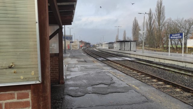 Po raz kolejny podróżni, którzy korzystają z dworca PKP w Grodzisku narzekają na niekomfortowe warunki, w których muszą oczekiwać na pociągi