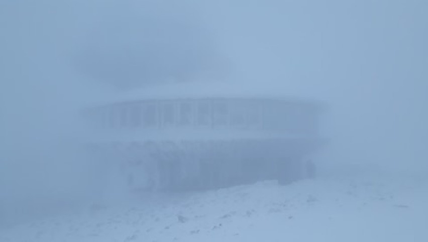 Śnieżka: wiatr do 140 km/h i przeraźliwe zimno. Zobacz najnowsze zdjęcia ze szczytu!