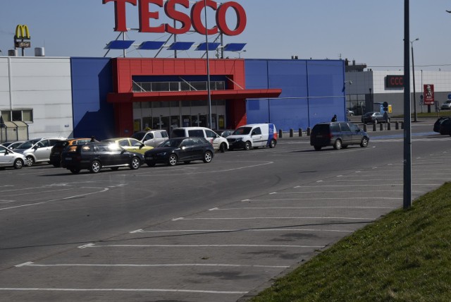 Wszystko wskazuje na to, że z handlowej mapy miasta zniknie Tesco, sieć sklepów od niemal 20 lat związana ze Skierniewicami. Niewykluczone, że szyld tego brytyjskiego potentata zastąpi logo sieci Netto. Wówczas mielibyśmy w mieście trzy markety należącej do duńskiej firmy Salling Group.