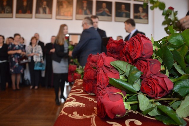 W muzeum w Piotrkowie odbyła się uroczystość z okazji Dnia Nauczyciela. Prezydent Krzysztof Chojniak wręczył nagrody pedagogom oraz pracownikom oświaty