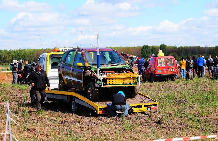 W Słońsku pod Inowrocławiem odbyła się impreza IV Wrak Race,...