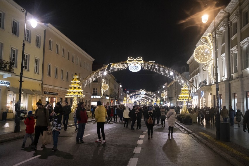 Iluminacja Warszawa 2021. 4 grudnia Nowy Świat i Krakowskie Przedmieście rozbłysły tysiącami światełek. Zdjęcia iluminacji świątecznej