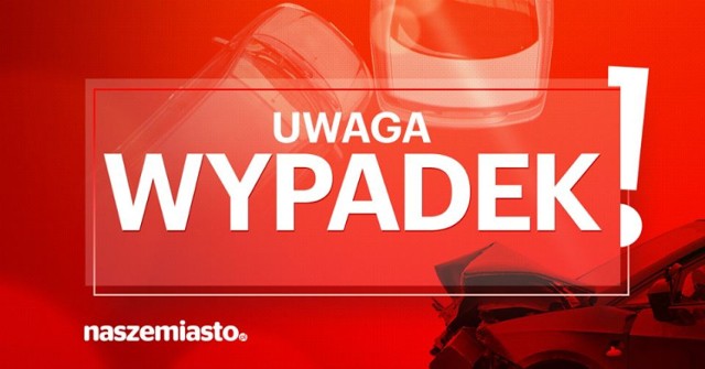 Do wypadku doszło w środę (12 września) około południa. Jak wynika ze wstępnych informacji na wysokości Szosy Gdańskiej 65-67 w Osielsku zderzyło się sześć samochodów osobowych i jeden ciężarowy. Siedem osób było opatrywanych na miejscu przez zespoły ratowników medycznych. Pięć z nich trafiło do szpitali.


Na DK nr 5 wprowadzono ruch wahadłowy. Przez najbliższy czas trzeba liczyć z utrudnieniami. Ze wstępnych ustaleń policji wynika, że jako pierwsze zderzyły się ciężarówka i samochód osobowy marki Citroen. Na miejscu pracują policjanci z ruchu drogowego, którzy będą wyjaśniać szczegóły wypadku i strażacy.