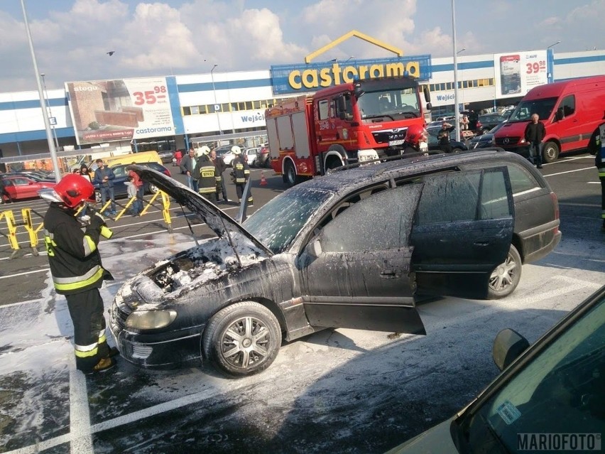 Pożar samochodu osobowego przy Castoramie w Opolu