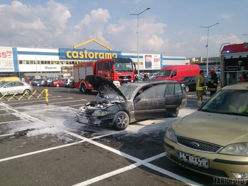 Pożar samochodu osobowego przy Castoramie w Opolu