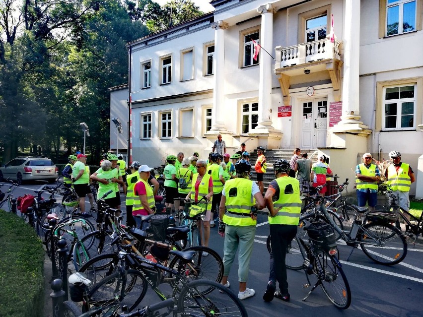 Rajd rowerowy po gminie Wieluń z opowieściami o ciekawych miejscach. Był też poczęstunek i konkursy dla najmłodszych FOTO