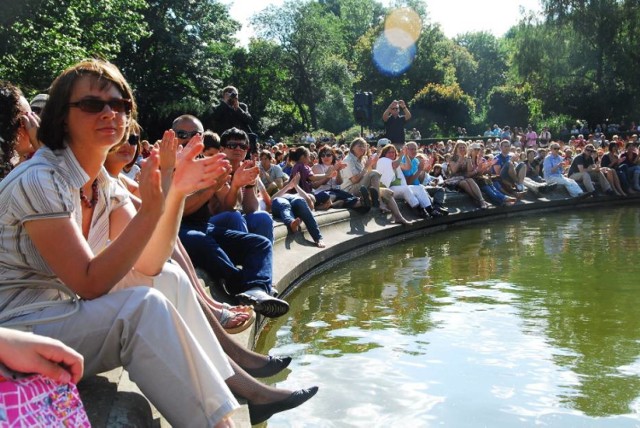 Dzień muzyki bałkańskiej piątej edycji międzynarodowego Festiwalu Strefa Ciszy uświetnią wyjątkowi artyści: Caravana Banda, Vasie, Bum Bum Orkestar oraz Skopje Woodwind Quintet. Na 5 scenach plenerowych w ogrodzie Łazienek Królewskich koncerty odbywać się będą przez cały dzień.
Specjalny happening - każdy będzie mógł spróbować tańców bałkańskich z pomocą muzyków prowadzących z zespołu Bum Bum Orkestar. 
Najmłodszym słuchaczom polecamy rodzinne koncerty dla Melomaluszków, również w bałkańskich rytmach, a chętnych do podzielenia się swoim talentem z ogromną przyjemnością powitamy na Scenie Otwartej. 

Zgłoszenia: koncert@muzykajest.pl
Wstęp wolny. Szczegółowy program koncertów i wydarzeń dodatkowych: http://www.strefaciszyfestival.pl/dni/8-07-2017/