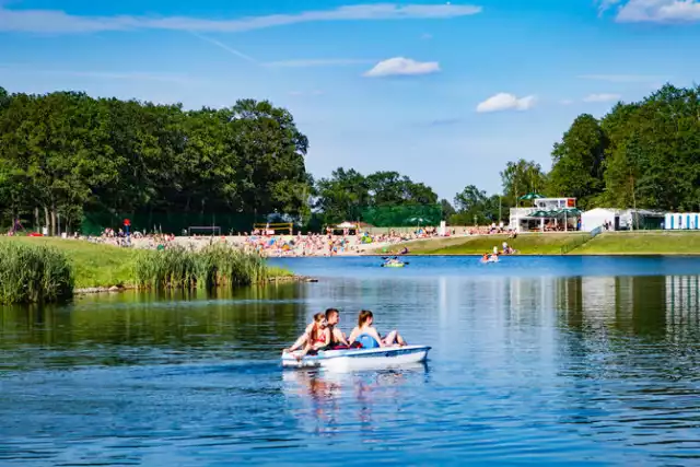 Plaża Kopalnia Wrocław

To miejsce wyjątkowe, liczące aż 18ha na terenach obszaru Natura 2000 Doliny Widawy. Znajdziecie tu wodę, piasek i las. Są tutaj kajaki, rowery wodne, boiska do siatkówki plażowej i badmintona, a dla chętnych, słoneczne leżaki i parasole. Jest też zacieniony plac zabaw dla dzieci i lokale gastronomiczne. Kąpiących się pilnują ratownicy. 