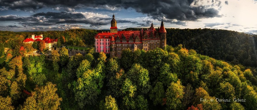 Zamek Książ w Wałbrzychu w  bajecznych jesiennych barwach