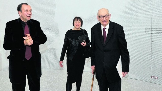 Berlińską wystawę wraz z twórcami - Danutą Słomczyńską i prof. Robertem Trabą obejrzał między innymi profesor Władysław Bartoszewski