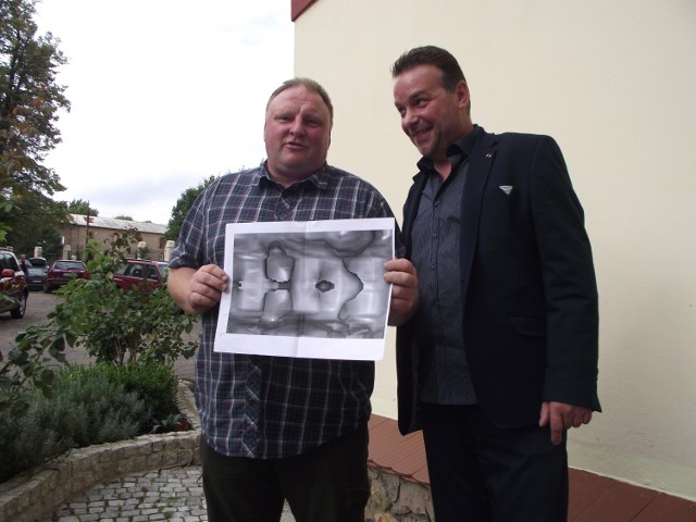 Piotr Koper (z lewej) i Andreas Richter prezentują fragment słynnego „zdjęcia georadarowego” „złotego” pociągu