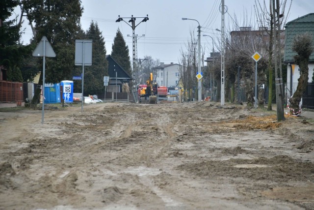 Prace ziemne przy układaniu rur trwają między innymi na fragmencie ulicy Odrodzenia na radomskim Dzierzkowie.