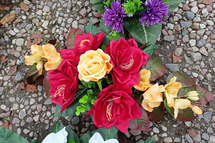 Dzień Wszystkich Świętych 2022 w Złotowie. Kupujemy kwiaty i stroiki na groby naszych bliskich