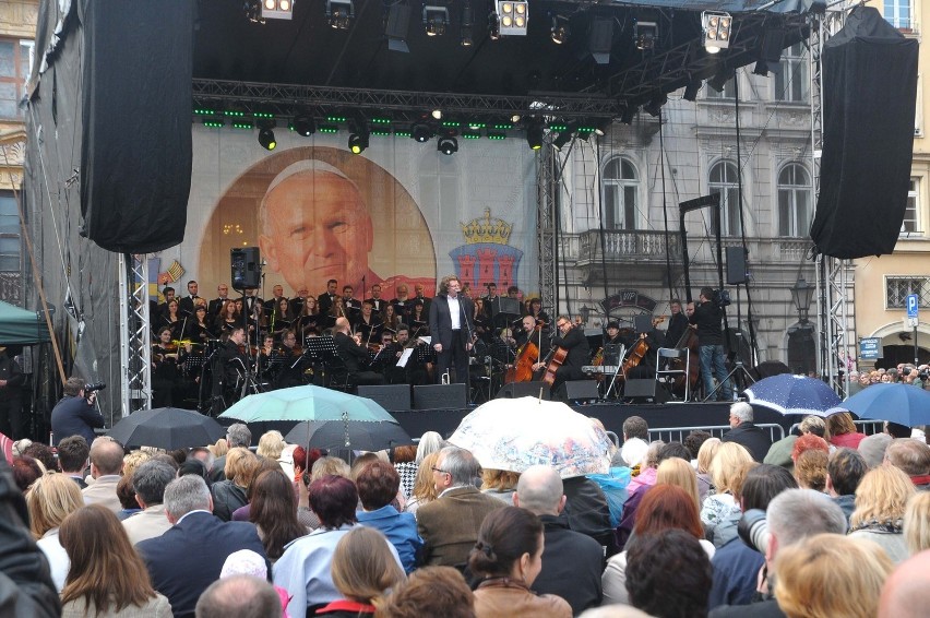 "Krakowscy artyści swojemu Świętemu". Koncert na Małym Rynku w Krakowie [ZDJĘCIA]