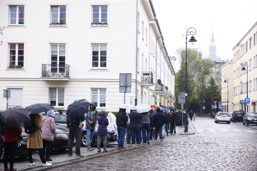 Szczepienia w Warszawie. Ogromna kolejka do punktu szczepień bez rejestracji. Wszyscy mieszkańcy chcą skorzystać