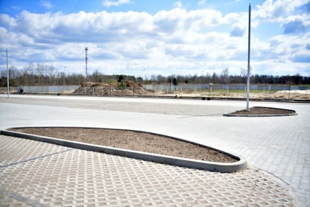 Parking jest budowany w pobliżu bloków przy ulicy Sycyńskiej i pętli autobusowej na osiedlu Południe. Ma to być parking typu "Parkuj i jedź". Będą mogli z niego korzystać mieszkańcy, którzy muszą dojechać do pracy z bardziej odległych dzielnic Radomia i miejscowości ościennych. W pobliżu jest pętla autobusowa. Parking pomieści 174 samochody. Za korzystanie z niego nie będzie trzeba płacić. Aby wjechać trzeba będzie zeskanować kartę miejską lub bilet, który będzie drukowany na miejscu. Parking na osiedlu Południe ma być gotowy w czerwcu tego roku. 

Zobacz kolejne zdjęcia >>>