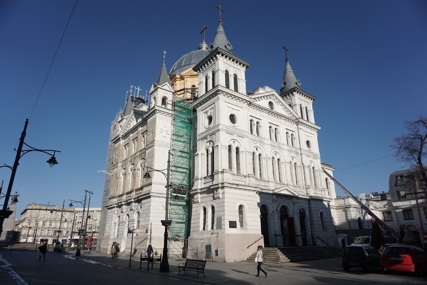 Wieża kościoła na placu Wolności zmieniła kolor [ZDJĘCIA]