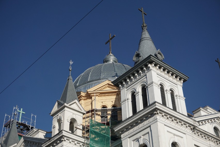 Wieża kościoła na placu Wolności zmieniła kolor [ZDJĘCIA]