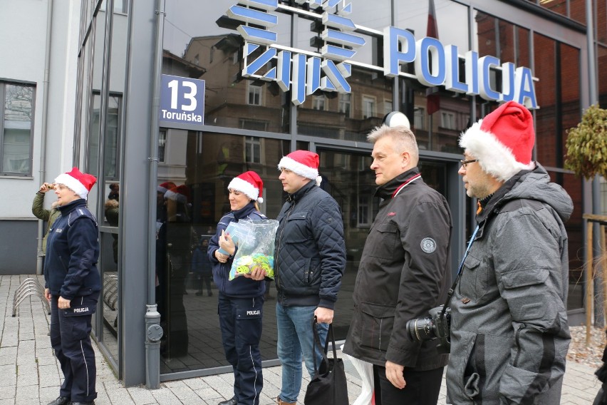 Policjanci i dziennikarze pomocnikami świętego Mikołaja [zdjęcia] 