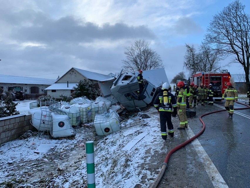 Stok. Wypadek na DK 8 Białystok - Augustów. Zderzenie dwóch ciężarówek, jedna z nich spłonęła. Nie żyje jeden z kierowców [ZDJĘCIA]