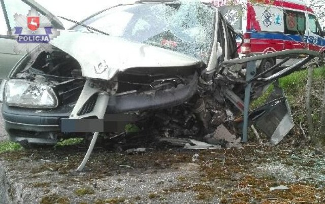 Ze wstępnych ustaleń mundurowych wynika, że kierujący samochodem marki Renault 30-latek z gminy Krzywda utracił panowanie nad swym pojazdem i po zjechaniu z jezdni uderzył w betonowy przepust.
