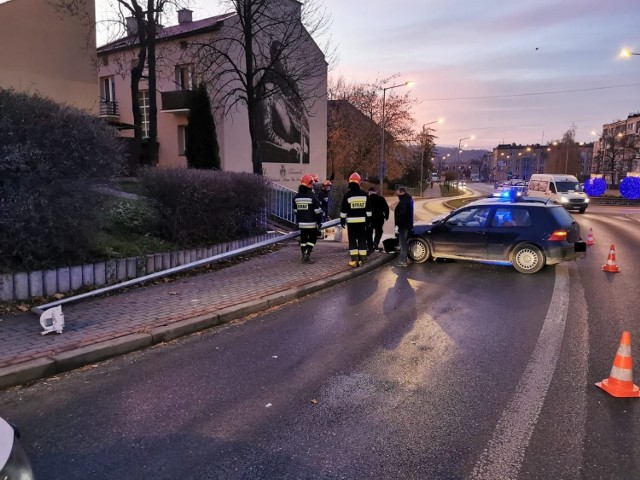 Na szczęście kierowcy nic się nie stało. Mieszkaniec Tarnowa został ukarany 220 złotowym mandatem