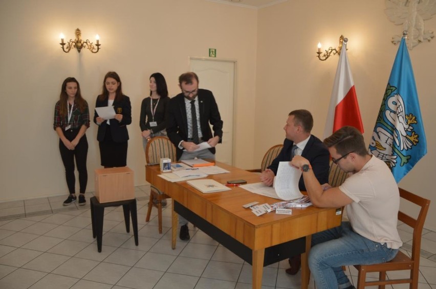 Pierwsza sesja nowej Młodzieżowej Rady Miasta w Łowiczu [SKŁAD i ZDJĘCIA]