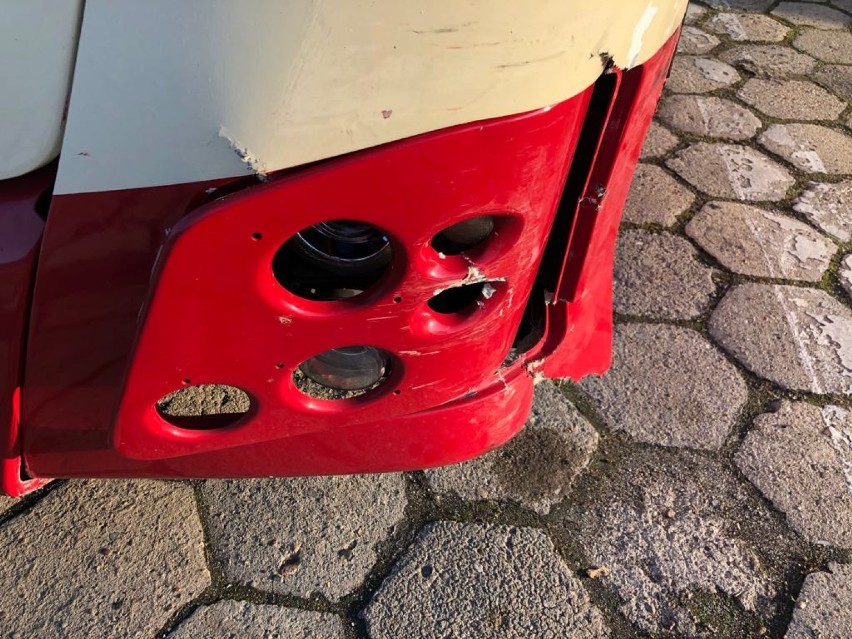 Zderzenie autobusu z osobowym oplem pod szkołą w Lesznie. Kierująca się zagapiła