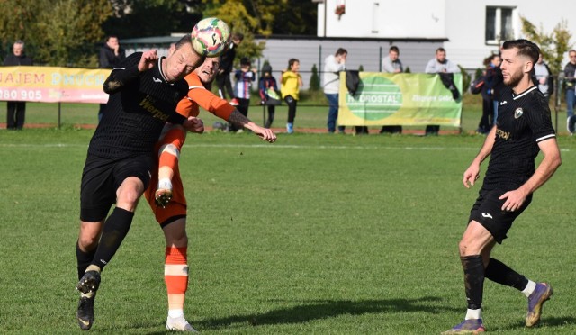 IV liga piłkarska w Małopolsce, LKS Jawiszowice - Bruk-Bet Termalica II Nieciecza 0:3. Na zdjęciu: Przemysław Pitry, filar defensywy Jawiszowic (z piłką) w starciu z Romanem Gergelem (Termalica II). Obok Łukasz Radomski.