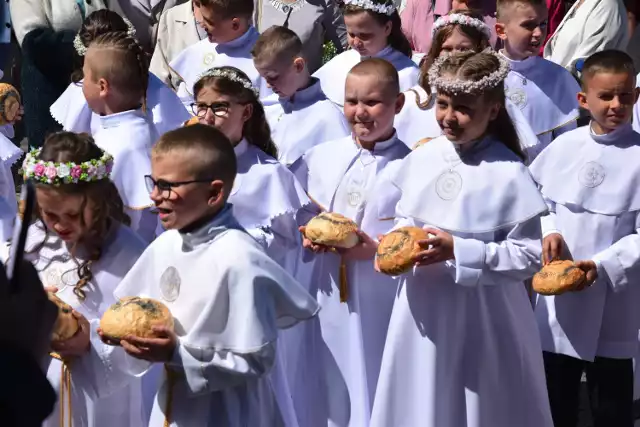 Pierwsza Komunia Święta w Bazylice Mniejszej  w Zduńskiej Woli. Do sakramentu przystąpiło ponad 100 dzieci w dwóch grupach.