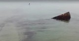 Wrak w Juracie. Bałtyk odsłonił zatopioną jednostkę w pobliżu plaży | WIDEO 