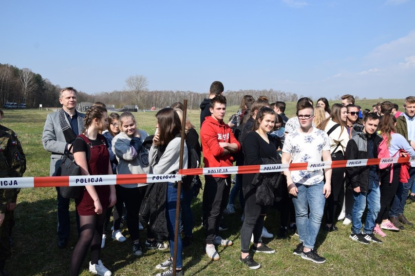 Aleja Dębów Pamięci w Łasku. Uhonorowano policjantów - ofiary zbrodni katyńskiej [zdjęcia i wideo]