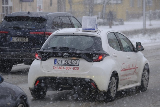 - Myślę, że niektórzy obawiają się jazdy w trudnych warunkach. Ponadto, większość kursantów to uczniowie i nie chcą mieć kursu w całości po południu, po ciemku. Są tacy, którzy wręcz cieszą się na okazję nauki jazdy zimą, ale to mniejszość – mówią instruktorzy o zimowym spadku zainteresowania kursami na prawo jazdy.