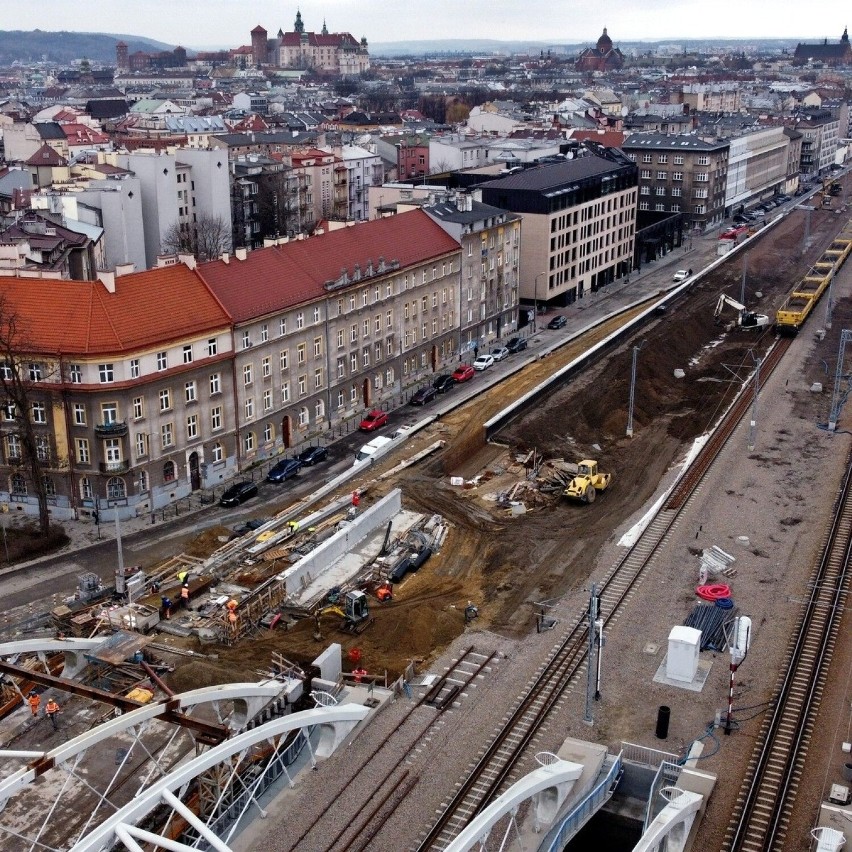 Nasyp kolejowy w Krakowie coraz większy. Niedługo będą kładli tory