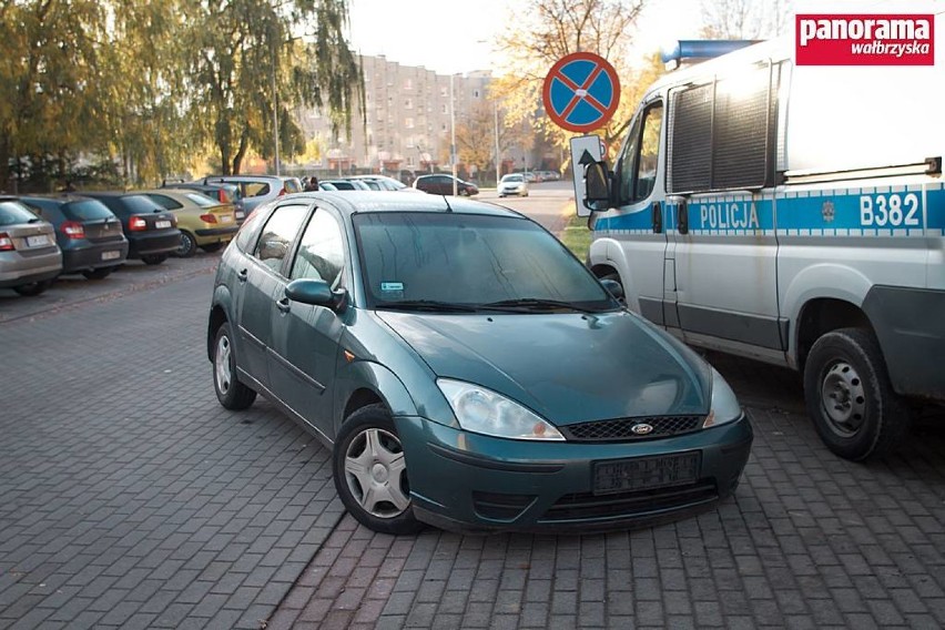 Wałbrzych: Porzucony samochód blokował ulicę Palisadową [ZDJĘCIA]