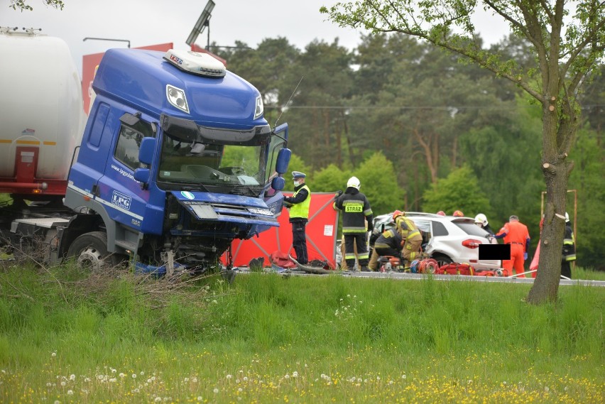 Tragiczny wypadek pod Włocławkiem. Czołowe zderzenie samochodu Renault Koleos z cysterną [zdjęcia]